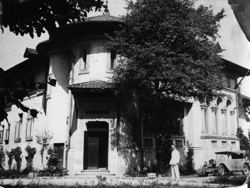 Mobilier de artă din „Enigma Otiliei”, șapca lui Ceaușescu, cuțitul de pictat al lui Luchian, macheta celebrei Dacii C.N. din 1987 – doar câteva dintre atracțiile Licitației de Artă Decorativă 18902075