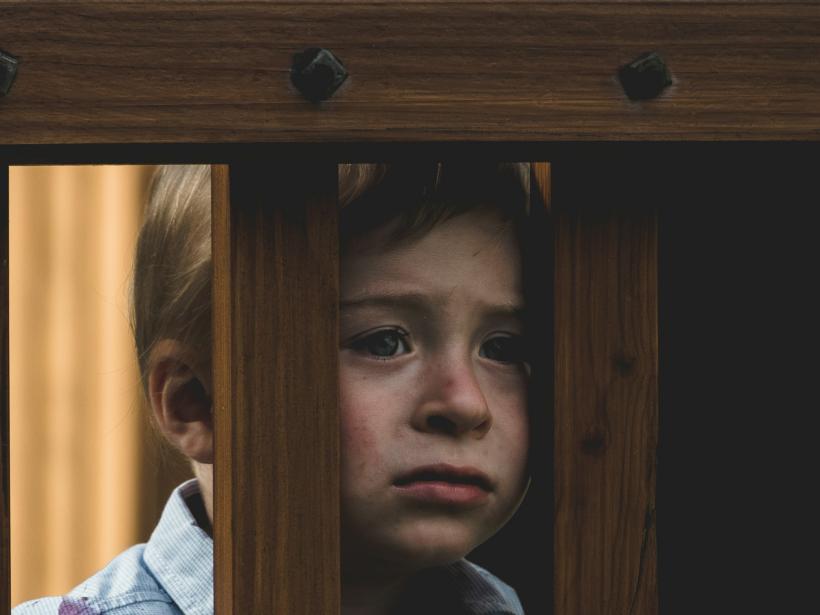 „Simptomele abuzului”: Cum pot fi recunoscuți copiii care cresc în familii violente. Jumătate dintre micuți sunt bătuți de părinți