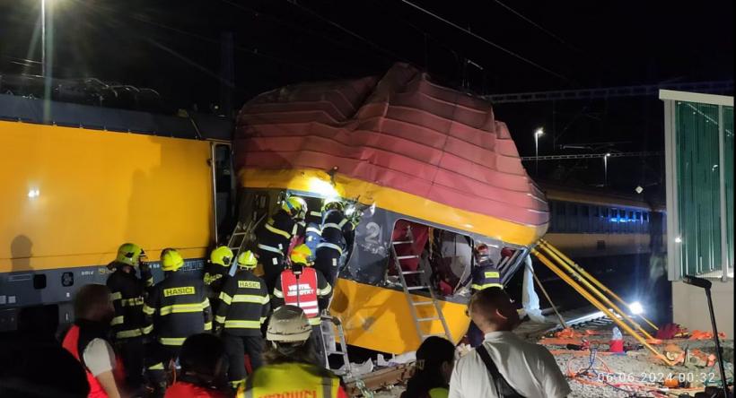 Tragedie feroviară în Cehia: Patru morți și zeci de răniți după ce două trenuri s-au ciocnit frontal
