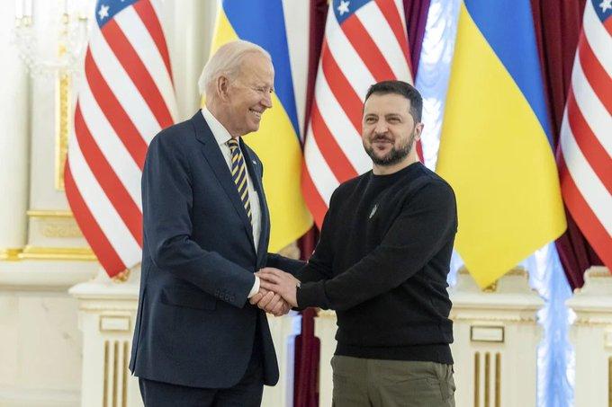 Biden îi cere scuze lui Zelenski pentru întârzierea adoptării pachetului de ajutor pentru Ucraina