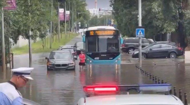 Dezastrul lăsat de furtună în Capitală! Copaci căzuţi, străzi inundate şi trafic paralizat 18902445