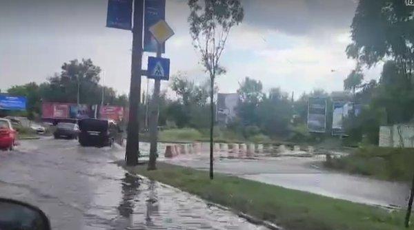 Dezastrul lăsat de furtună în Capitală! Copaci căzuţi, străzi inundate şi trafic paralizat