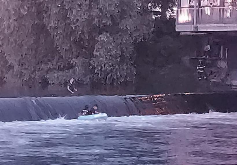 Doi tineri aflați într-o barcă gonflabilă, prinși într-un vârtej pe Crișul Repede 18902465