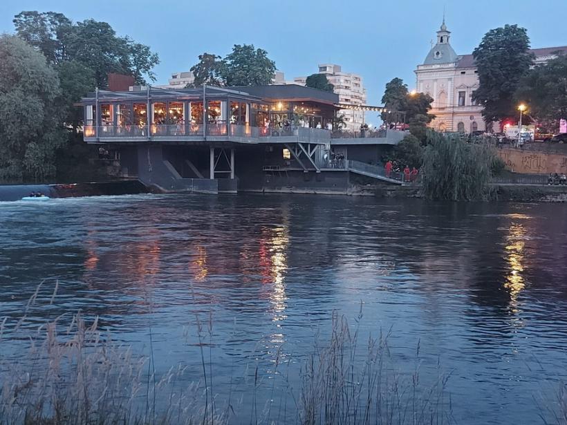 Doi tineri aflați într-o barcă gonflabilă, prinși într-un vârtej pe Crișul Repede 18902466