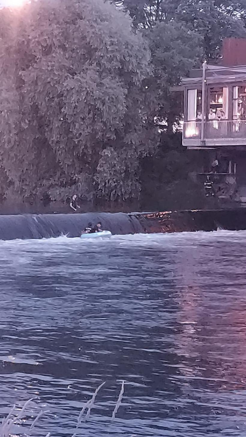 Doi tineri aflați într-o barcă gonflabilă, prinși într-un vârtej pe Crișul Repede 18902467
