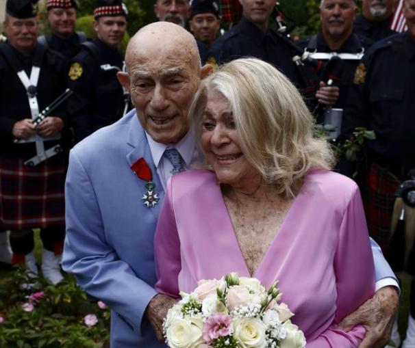 Dragostea nu are vârstă: Un veteran de război, de 100 de ani, s-a căsătorit cu o femeie de 96 de ani