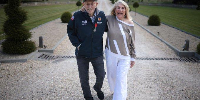 Dragostea nu are vârstă: Un veteran de război, de 100 de ani, s-a căsătorit cu o femeie de 96 de ani 18902539