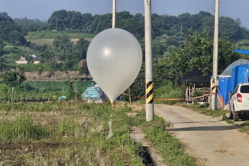 Războiul gunoaielor: Coreea de Nord a reluat trimiterea de baloane cu deșeuri către Coreea de Sud