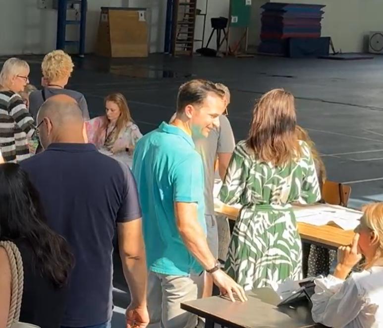 Sebastian Burduja a venit la vot pe motocicletă: Am votat pentru viitor 18902518