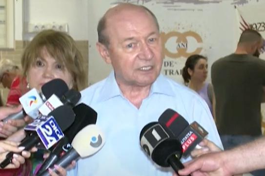 Traian Băsescu a stat la coadă ca să voteze: mă bucur că e multă lume