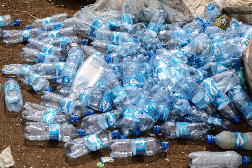 Reciclarea plasticelor. Ce se întâmplă cu sticlele fără dop de la 3 iulie 2024