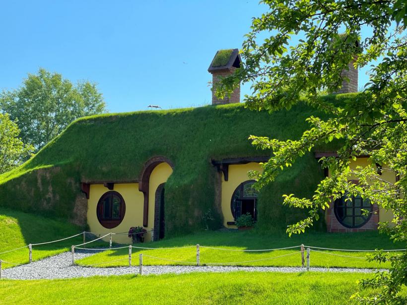 Povestea „boierului Ilie,” inginerul vâlcean care a construit la Sibiu un hotel sub pământ care arată ca o căsuță de hobbit
