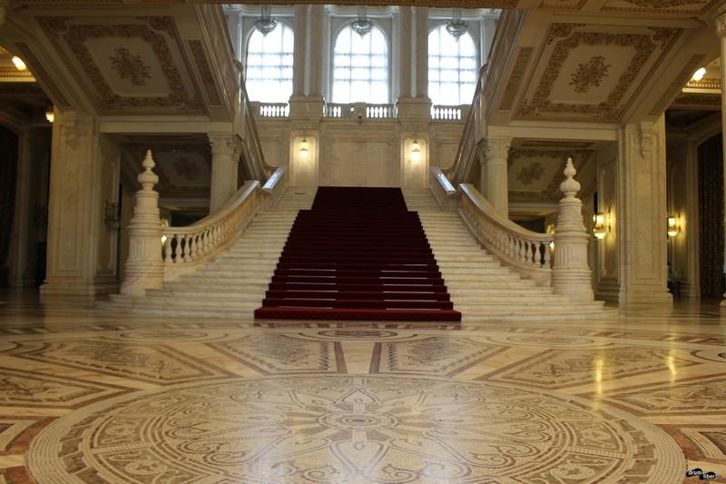 Pericol imens, la Senat. Scara mare e degradată, deplasată, ciobită, fisurată și lovită de radiații 18903126