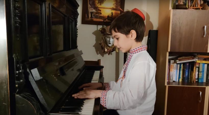 Cine este tânărul geniu din România care, la 13 ani, cântă la 10 instrumente, compune 2 simfonii și se înscrie în campania „100 de tineri pentru dezvoltarea României” a Fundației Dan Voiculescu