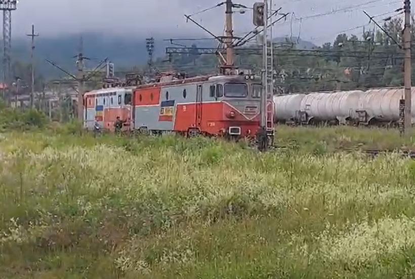 O locomotivă a luat foc lângă stația Petroșani
