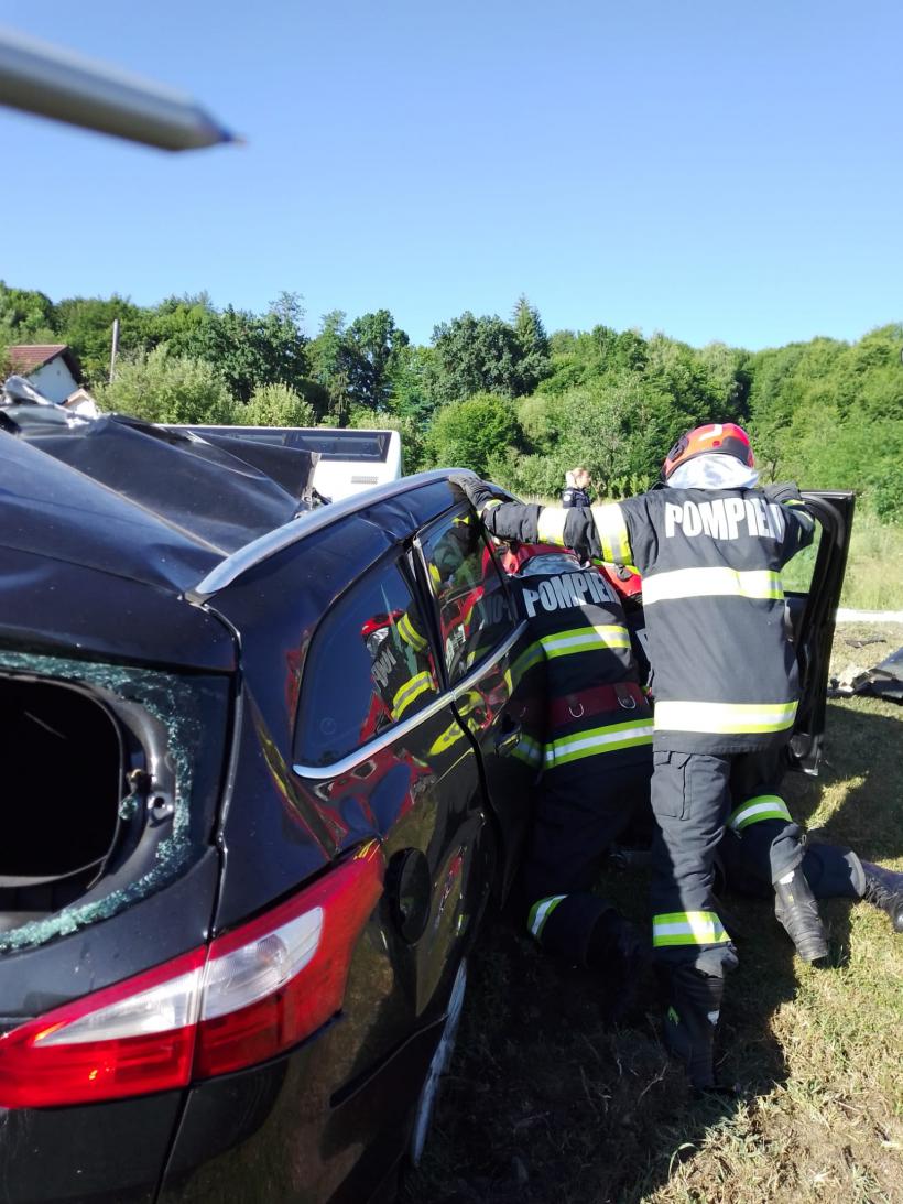 Accident grav în Vâlcea. Un autocar care transporta elevi și profesori s-a ciocnit cu o mașină. Șoferul autoturismului a murit 18903539