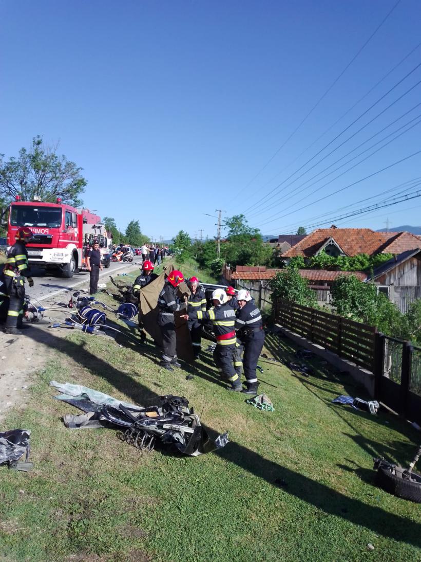 Accident grav în Vâlcea. Un autocar care transporta elevi și profesori s-a ciocnit cu o mașină. Șoferul autoturismului a murit 18903540