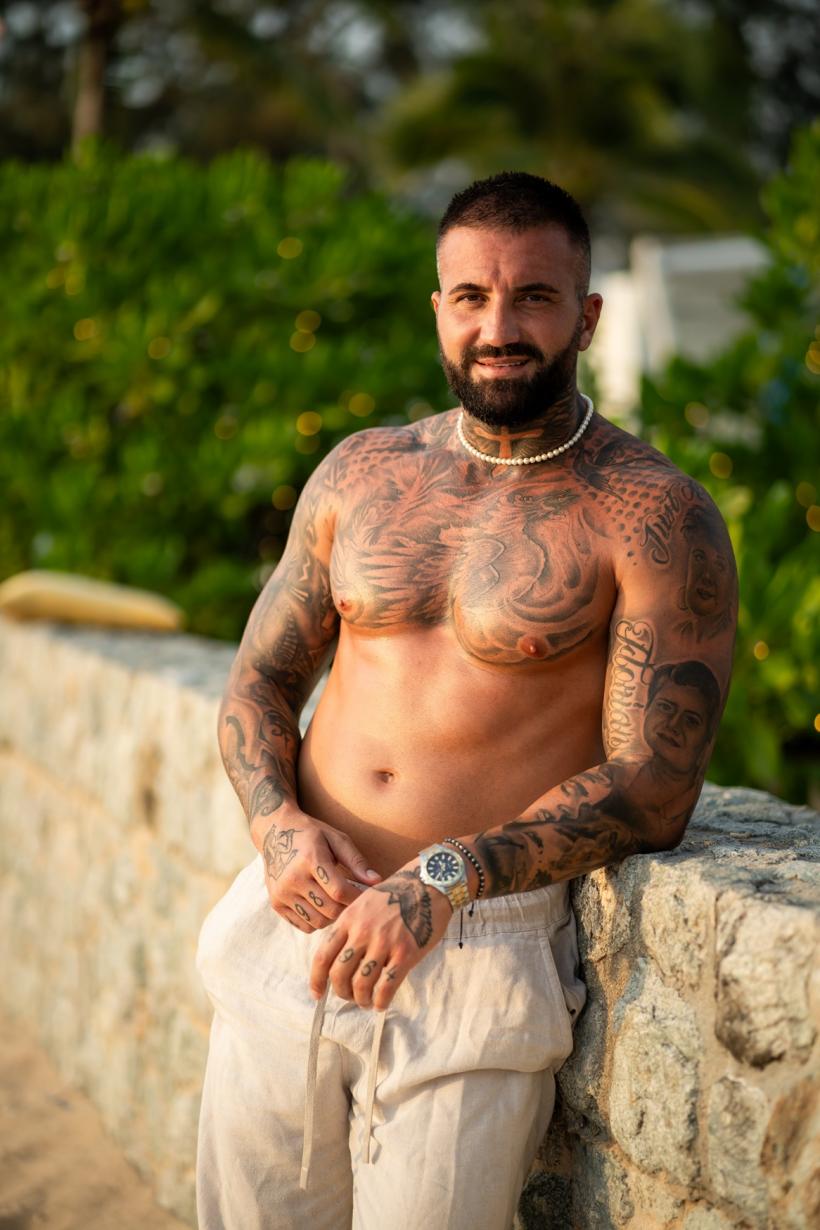 10 ispite masculine sunt gata să pornească într-o călătorie unică la Insula Iubirii 18903733