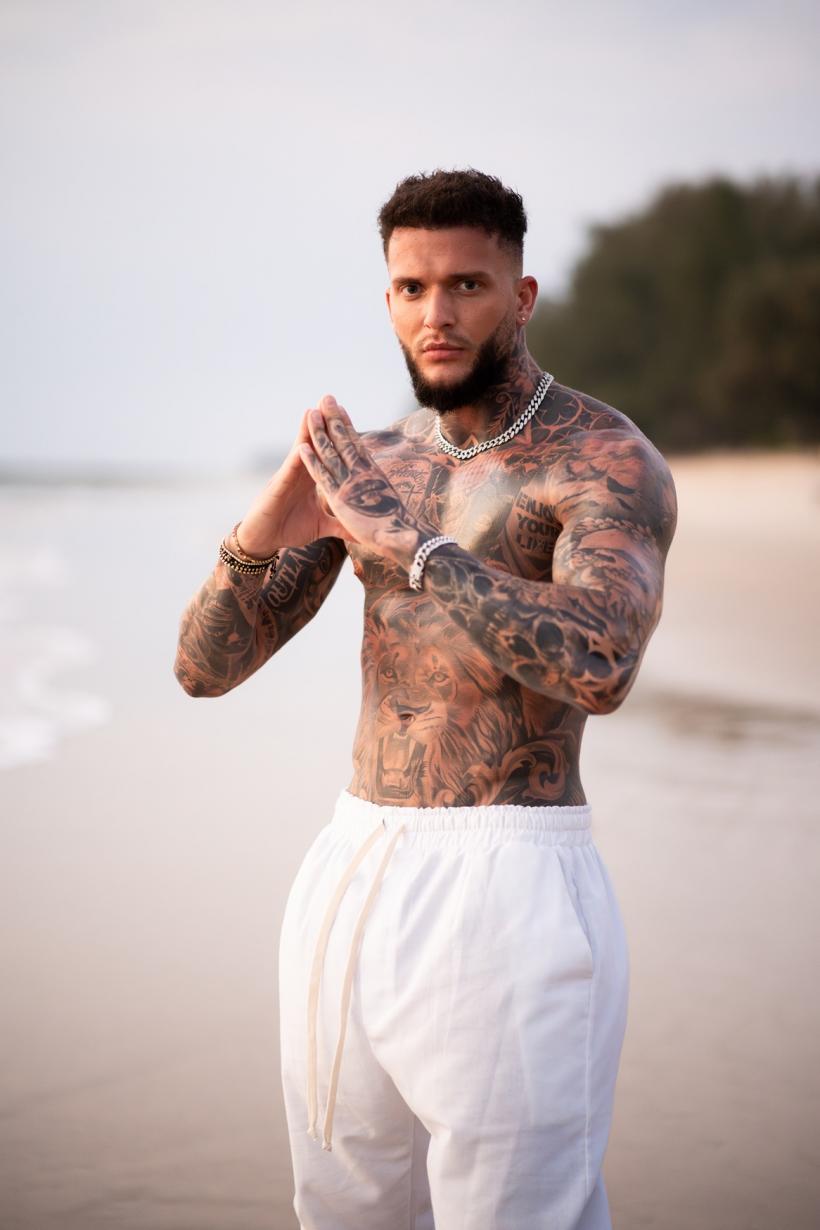 10 ispite masculine sunt gata să pornească într-o călătorie unică la Insula Iubirii 18903735