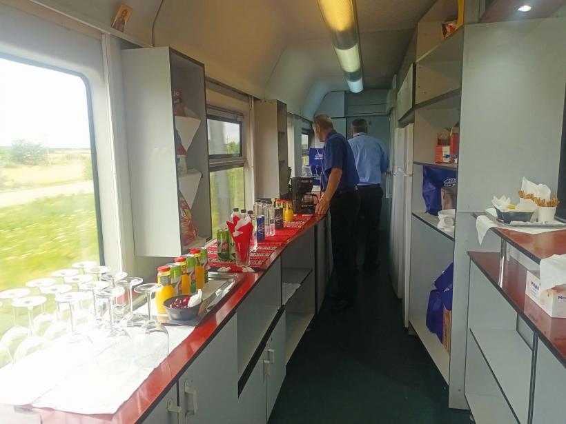 În tren sunt condiții ca în Vest, dar se circulă și în picioare 18903666