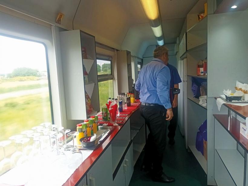 În tren sunt condiții ca în Vest, dar se circulă și în picioare 18903668