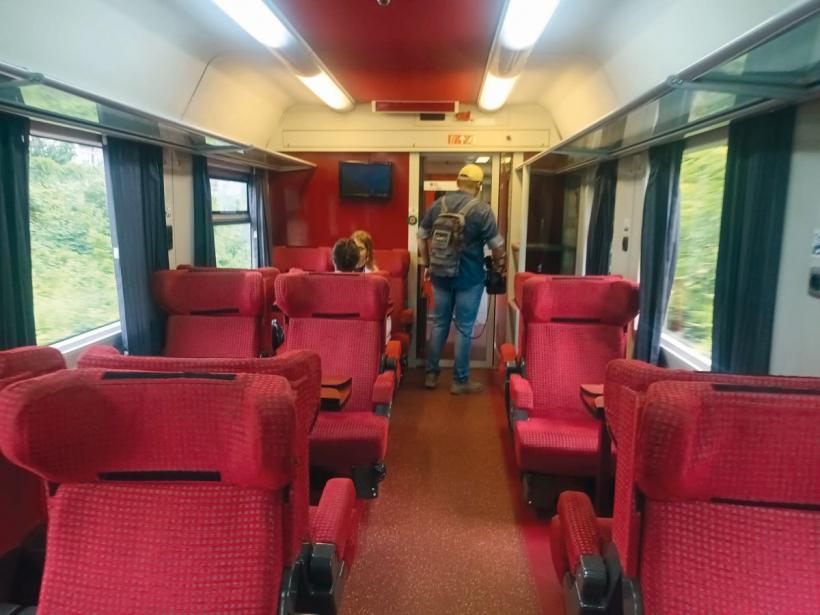 În tren sunt condiții ca în Vest, dar se circulă și în picioare 18903669
