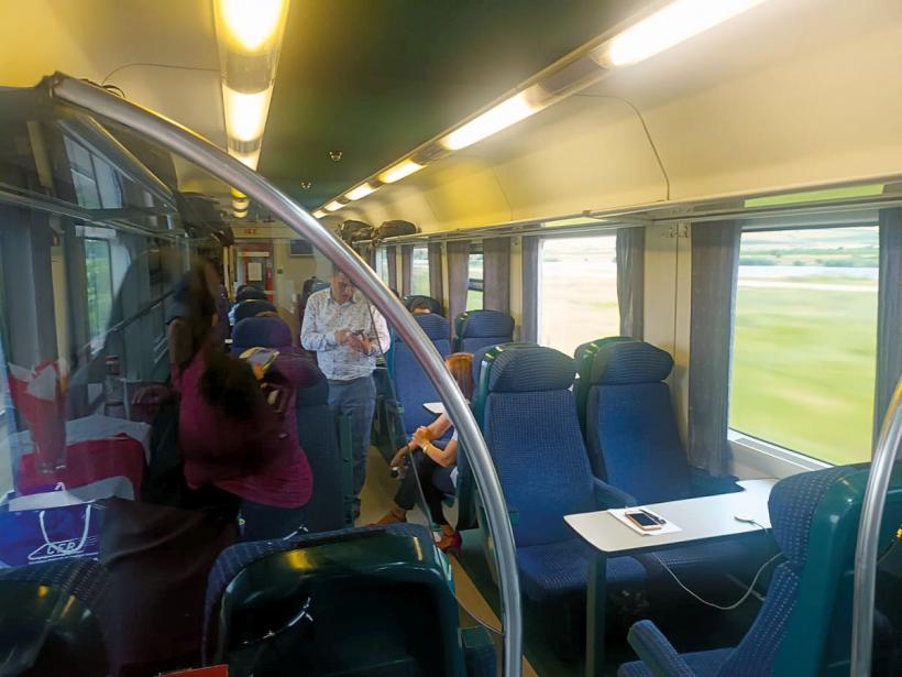 În tren sunt condiții ca în Vest, dar se circulă și în picioare 18903671