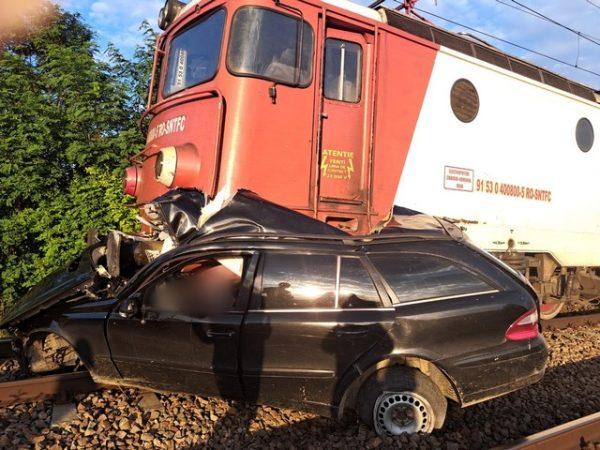 Un tânăr de 19 ani a murit după ce mașina sa a fost lovită de tren, în Suceava