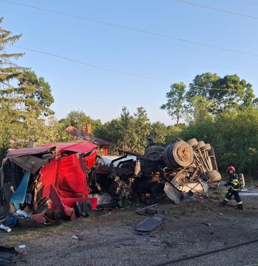 Camion cu făină, răsturnat într-o curte din Argeș 18903906
