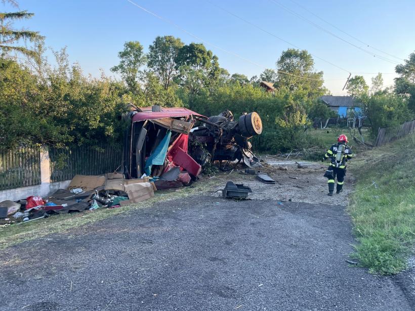 Camion cu făină, răsturnat într-o curte din Argeș 18903907
