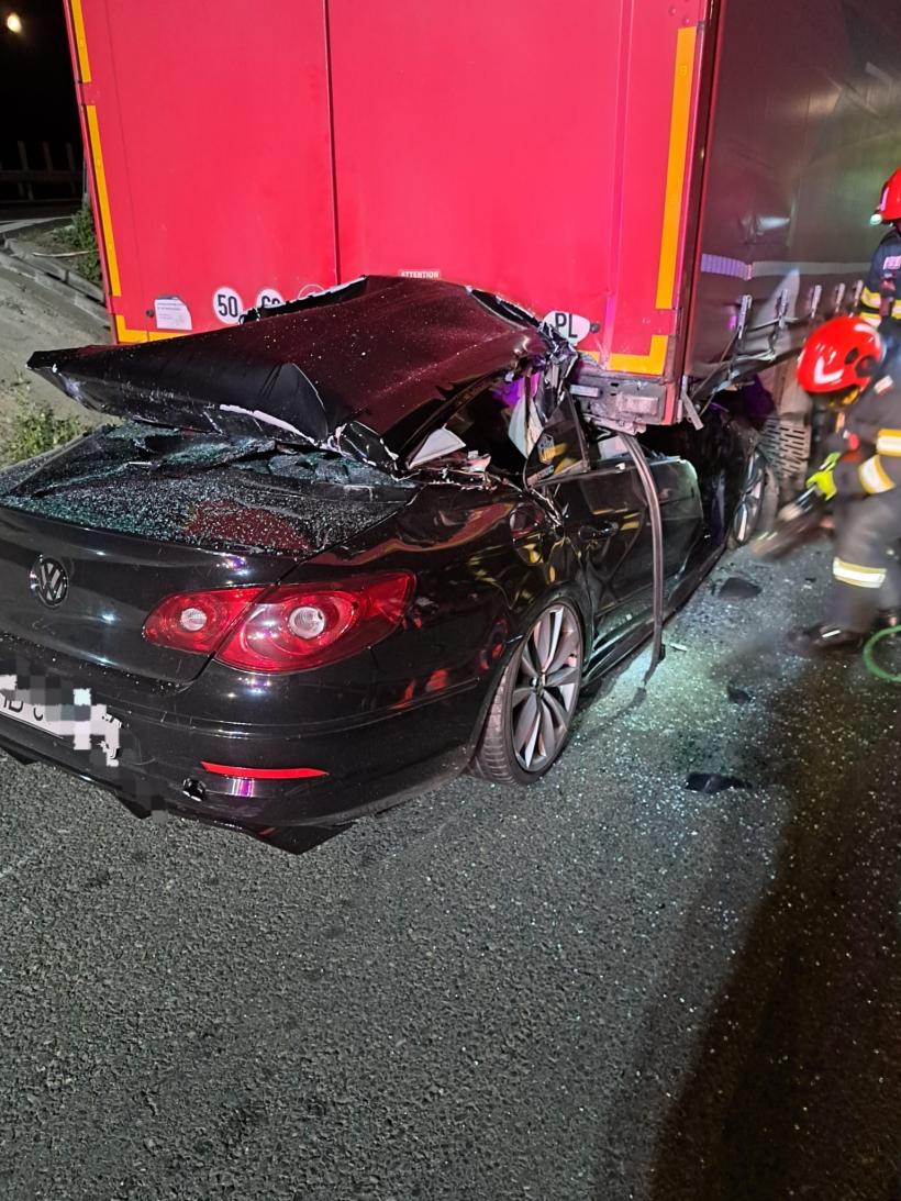 Tragedie pe autostrada A1 Sibiu-Sebeș: Un tânăr de 22 de ani murit după ce a intrat cu mașina sub un autocamion parcat regulamentar 