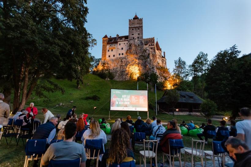 3.000 de spectatori AIFF la Bran și București și 8 proiecte finaliste la Write a Screenplay For Crime Drama 18904207
