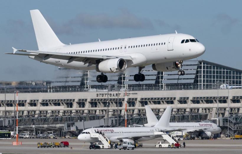  O companie aeriană a interzis accesul unei tinere „decoltate” la bord