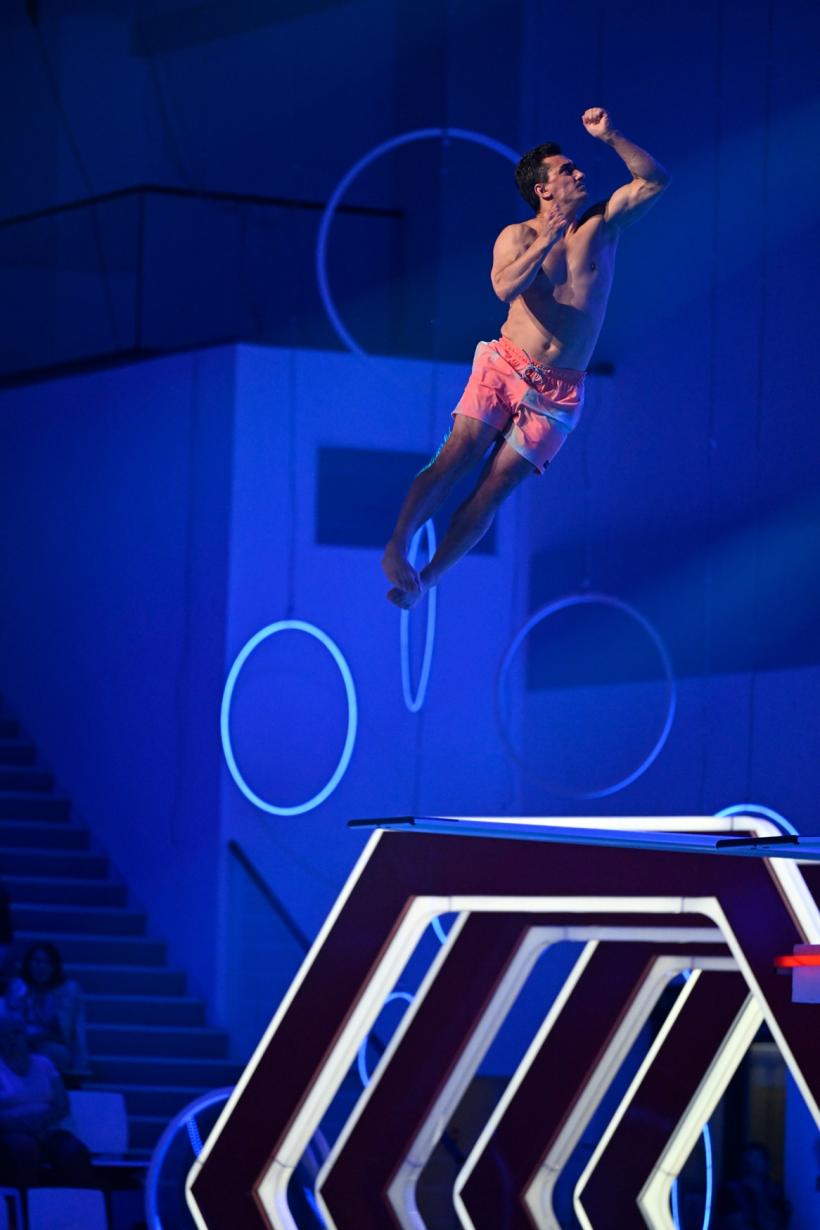 Marian Drăgulescu, extrem de emoționat înainte de săritura de la Splash! Vedete la apă , unde execută o mișcare dificilă:  „Frica mea de înălțime este reală. În mine se dă o adevărată luptă!” 18904443