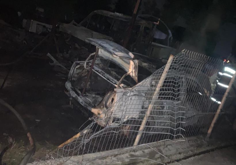 Final de relație cu scandal și dosar penal: O tânără din Botoșani a fost reținută de poliție după ce a incendiat două mașini pentru a se răzbuna pe fostul iubit