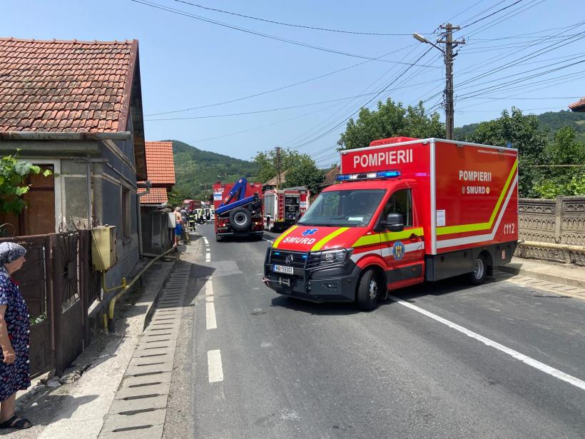 Cinci persoane, între care o fetiţă de 5 ani, rănite în accidentul de pe DN76, în localitatea Şoimuş