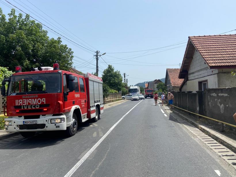 Cinci persoane, între care o fetiţă de 5 ani, rănite în accidentul de pe DN76, în localitatea Şoimuş 18904608