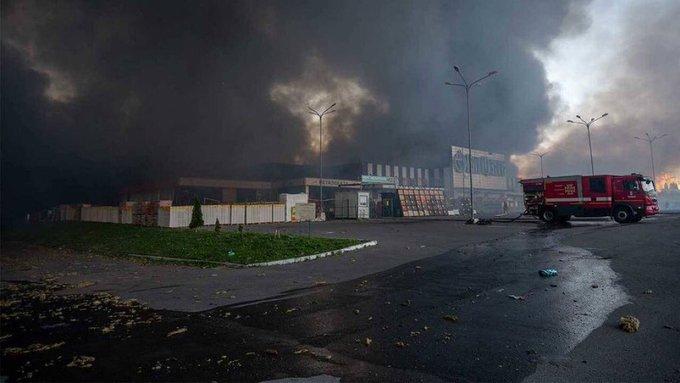 Masacru în Ucraina: Trei morți și 52 de răniți în urma unui atac cu bombe ghidate al rușilor în orașul ucrainean Harkiv