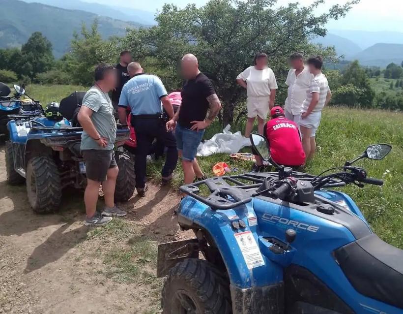 Două tinere s-au răsturnat cu ATV-ul într-o vale din Slănic Moldova