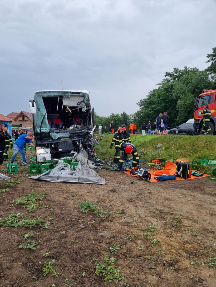 Plan Roșu la Sibiu: Accident groaznic între un camion plin cu bere şi un autocar cu 56 de pasageri  18904758