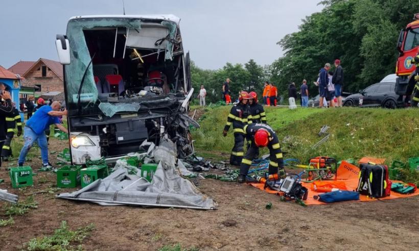 Plan Roșu la Sibiu: Accident groaznic între un camion plin cu bere şi un autocar cu 56 de pasageri 