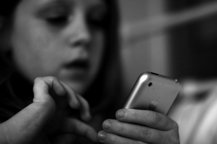 5 indicii că un adolescent a devenit dependent de smartphone