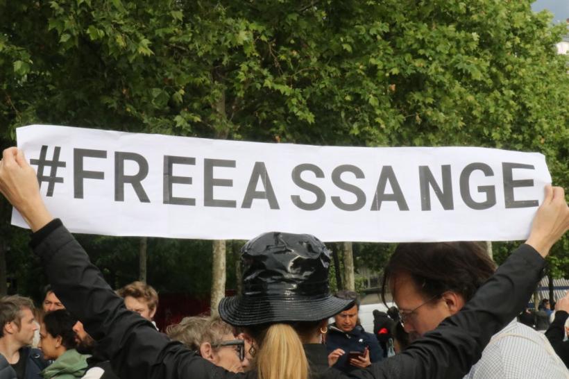Julian Assange a fost eliberat din închisoare. Fondatorul WikiLeaks a părăsit deja Marea Britanie 18904897