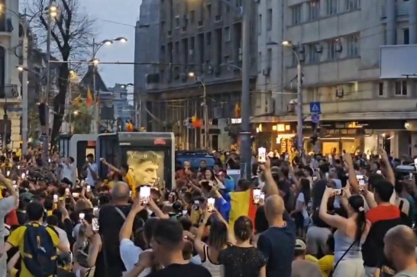 Traficul a fost oprit pe Calea Victoriei. Suporterii români sărbătoresc în Piața Universității 18905272