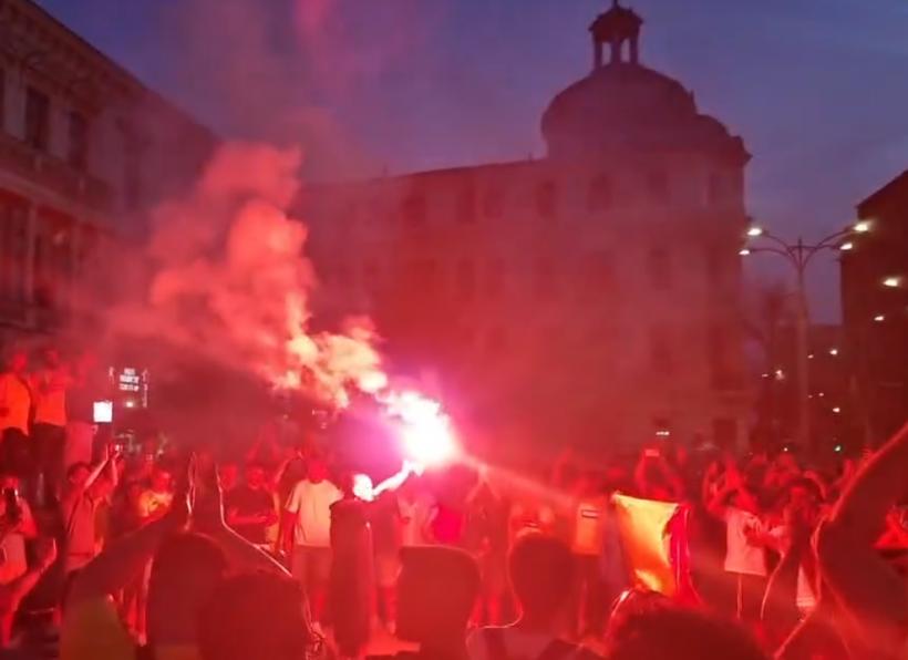 Traficul a fost oprit pe Calea Victoriei. Suporterii români sărbătoresc în Piața Universității 18905273
