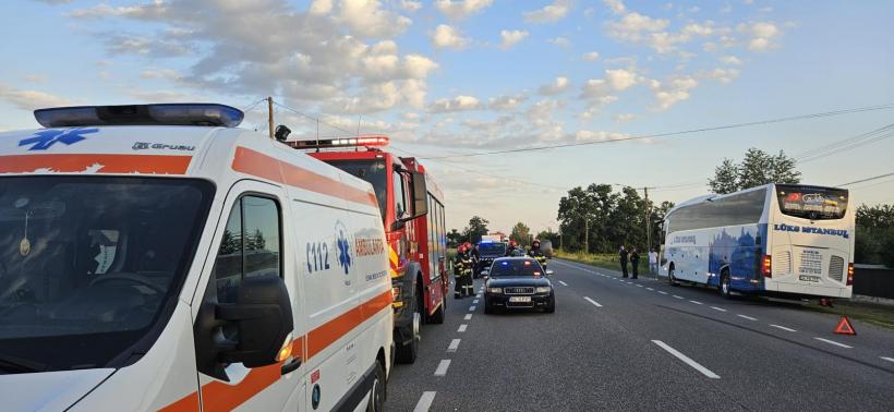 Accident între un autocar și o mașină în Bacău. Cinci victime, dintre care trei sunt inconştiente