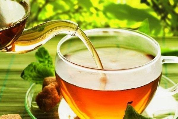 Ceaiul hidratant pentru zile caniculare. Remedii naturale pentru insolație