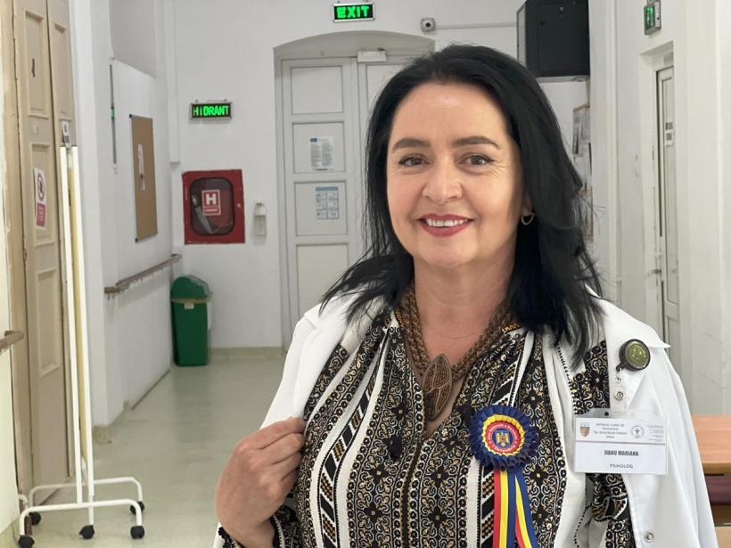 Un psiholog de la Spitalul de Psihiatrie Sibiu îmbracă ia și le cântă pacienților în timpul liber 18905292