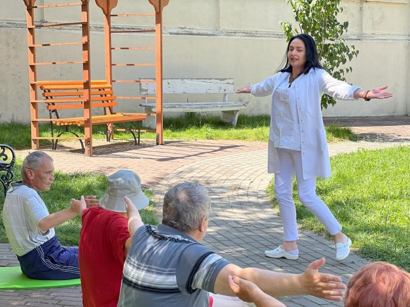 Un psiholog de la Spitalul de Psihiatrie Sibiu îmbracă ia și le cântă pacienților în timpul liber 18905293