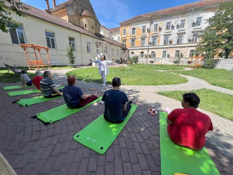 Un psiholog de la Spitalul de Psihiatrie Sibiu îmbracă ia și le cântă pacienților în timpul liber 18905294